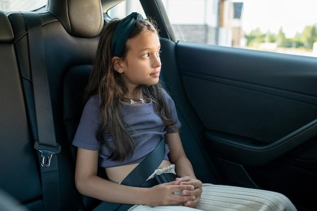 a child in the backseat of a car